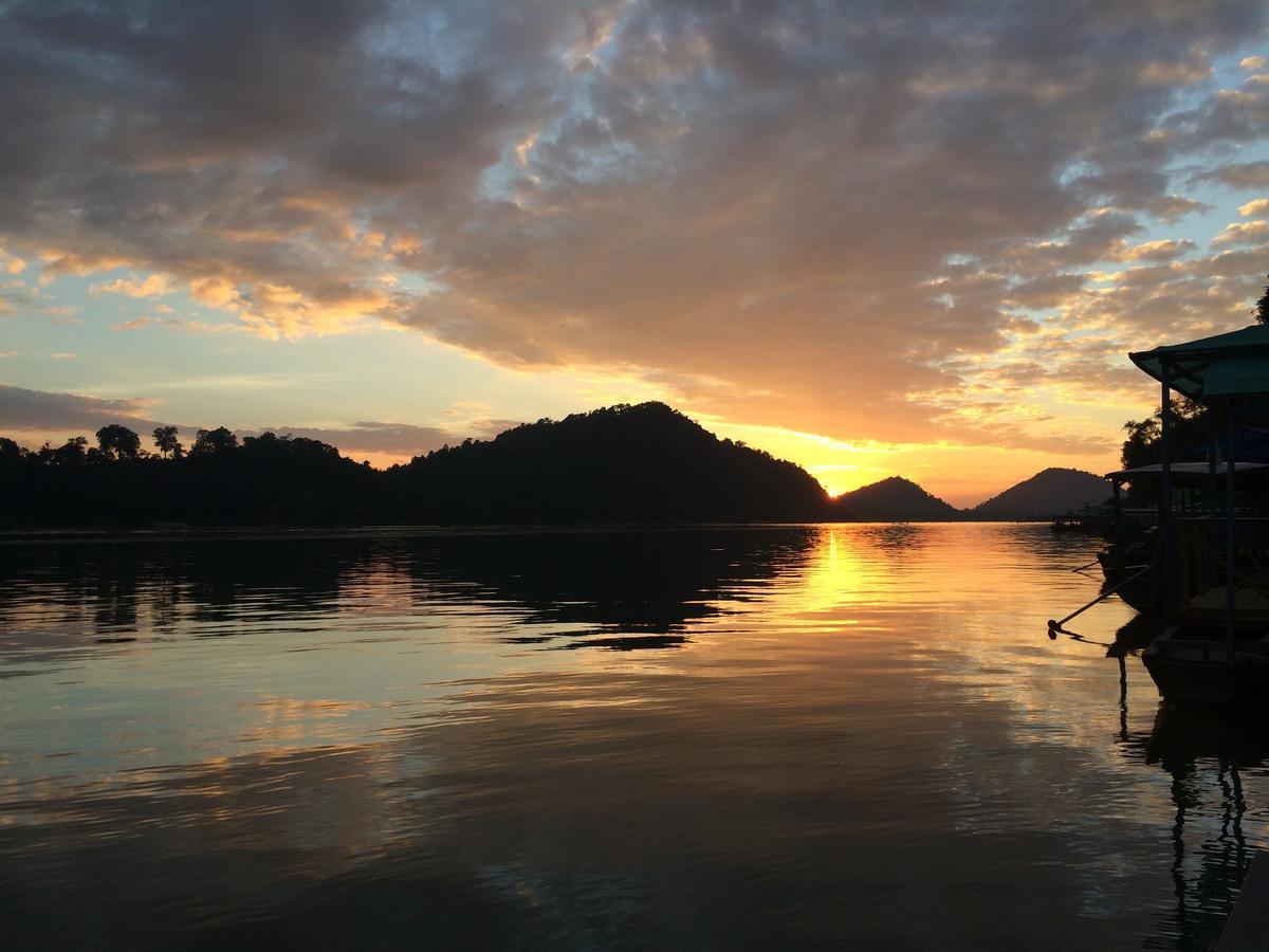 Pomelo Restaurant And Guesthouse - Fishermen & Tammarine Cottages Riverfront - Experience Nature, Culture And Adventure & Tailor-Made Tour Ban Khon Екстериор снимка